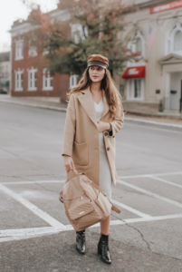 Woman crossing the street with a Luli bag.