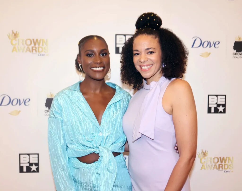 Rae with her Sienna Naturals cofounder, Hannah Diop, at the 2022 CROWN Awards.